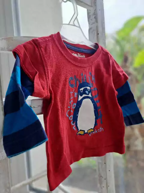 6M | Remera ML roja c pingüino y mangas a rayas azul y celeste - OSHKOSH - Talle 6 meses