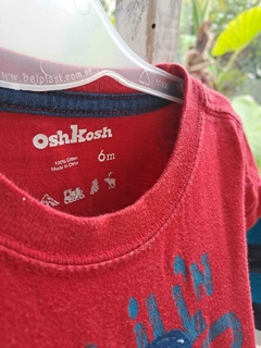 6M | Remera ML roja c pingüino y mangas a rayas azul y celeste - OSHKOSH - Talle 6 meses - comprar online