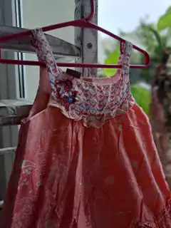 Vestido salmón con escote de flores - BABY COLLOKY - Talle 2 años - Lo Canto • Moda Circular