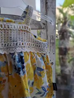 3M | Vestido tipo musculosa algodón y crochet estampada amarillo y azul - miniMIMO - Talle S. en internet
