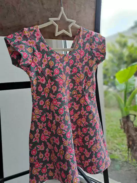 2A | Vestido grueso MC fondo verde y flores rosas, moño atrás - 2 años.