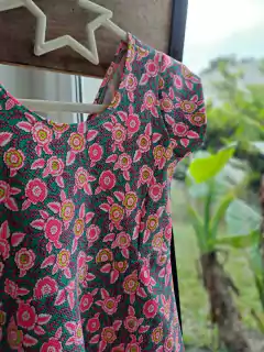 2A | Vestido grueso MC fondo verde y flores rosas, moño atrás - 2 años. en internet