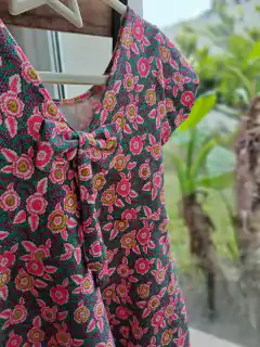 2A | Vestido grueso MC fondo verde y flores rosas, moño atrás - 2 años. - comprar online