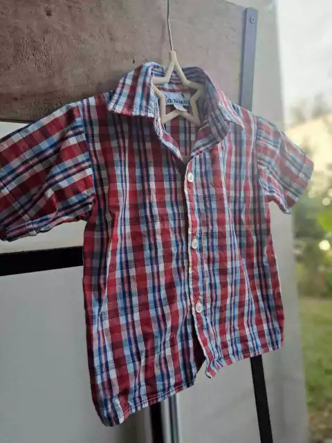 12M | Camisa MC finita cuadrillé rojo y azul. 12 meses.