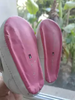T17 | Zapatito de cuerina blancos y rosas -TOMMY HILFIGER - Zapatito no caminante- Talle 17 - comprar online
