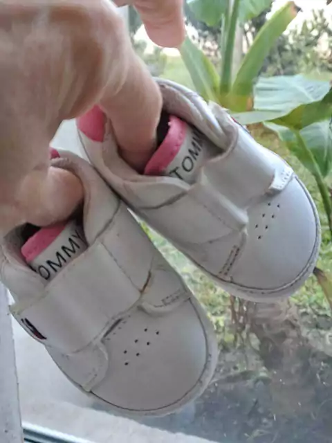 T17 | Zapatito de cuerina blancos y rosas -TOMMY HILFIGER - Zapatito no caminante- Talle 17