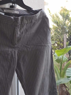 Pantalón gris a rayas , bolsillos atrás c tapa - WANAMA - Talle 38 - comprar online