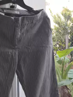 Pantalón gris a rayas , bolsillos atrás c tapa - WANAMA - Talle 38 - comprar online