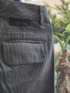 Pantalón gris a rayas , bolsillos atrás c tapa - WANAMA - Talle 38 - Lo Canto • Moda Circular