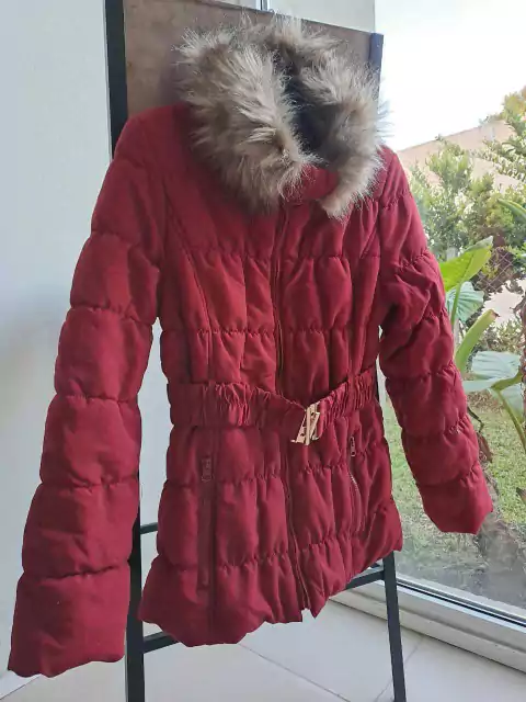 Talle S | Campera entallada rojo tomate, cuello de piel y cinturón elástico con hebilla dorada- C' EST TOI - Talle S