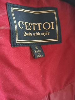 Talle S | Campera entallada rojo tomate, cuello de piel y cinturón elástico con hebilla dorada- C' EST TOI - Talle S - tienda online