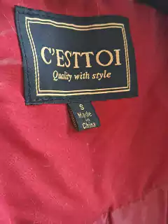 Talle S | Campera entallada rojo tomate, cuello de piel y cinturón elástico con hebilla dorada- C' EST TOI - Talle S - tienda online
