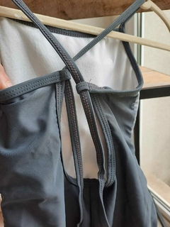 4A | OUTLET- Traje de baño en tonos grises forrado, espalda alta c tiras cruzadas regulables, "Mapache"-CHEEKY-Talle 4 años - Lo Canto • Moda Circular