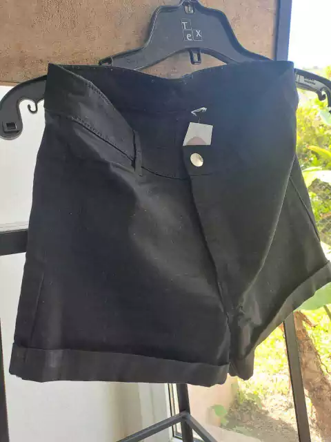 10A | NUEVO- Short negro gabardina elastizada - Talle 10 años. 32 cm la cintura.
