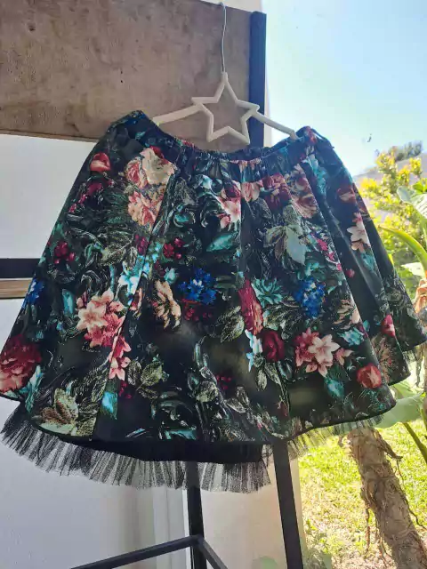 8A | Pollera amplia forrada estampada en flores rosas celestes verdes c fondo negro, tul negro abajo-CAROLINA- 8 años.