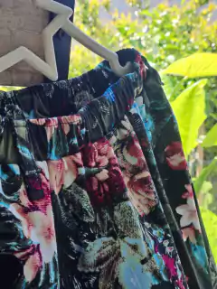 8A | Pollera amplia forrada estampada en flores rosas celestes verdes c fondo negro, tul negro abajo-CAROLINA- 8 años. en internet