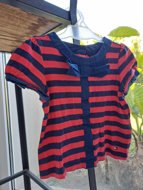12M | Remera MC a rayas azul y rojo, con moño abotonada - TOMMY HILFIGER - Tale 12 meses
