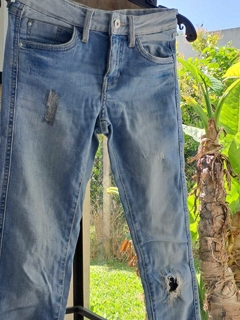 Jean clarito c tajos - ZARA - Talle 34 - tienda online