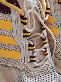 Zapatillas deportivas c plataforma , blanca bordó y amarillo - ADIDAS - Talle 37 - Lo Canto • Moda Circular