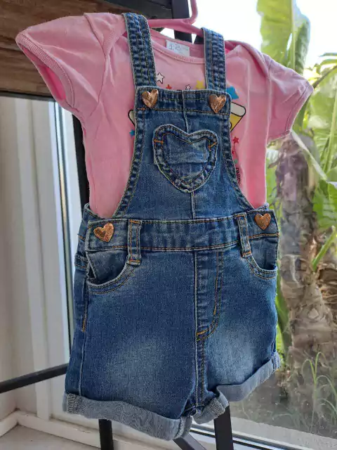 1/3M | Set: jardinero de jean corto c botones corazon + Body MC rosa con estampa en letras blancas y arcoiris - GRISINO - Talle 1-3 meses