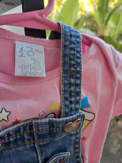 Imagen de 1/3M | Set: jardinero de jean corto c botones corazon + Body MC rosa con estampa en letras blancas y arcoiris - GRISINO - Talle 1-3 meses