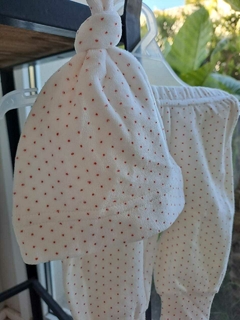 RN | Set: Pantalón blanco c lunares rosas + gorro, de plush - TIERRA DE CUENTOS - Talle RN en internet
