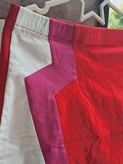Mini elastizada roja c lateral en zig zag blanco y magenta, cintura elástica -DE LA OSTIA. Talle XS. La cintura mide 32 cm. sin estirar. en internet