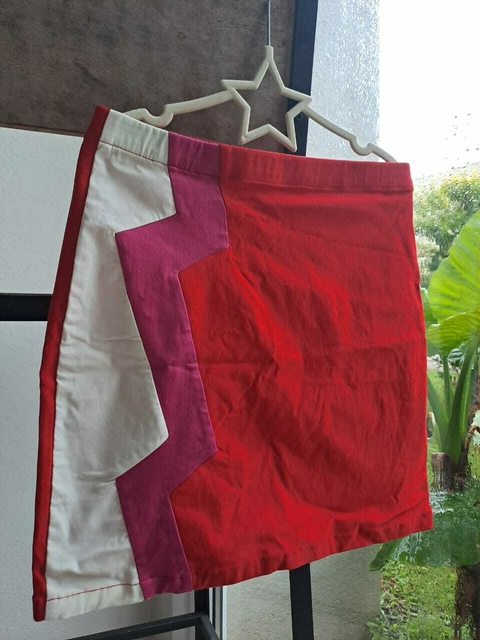 Mini elastizada roja c lateral en zig zag blanco y magenta, cintura elástica -DE LA OSTIA. Talle XS. La cintura mide 32 cm. sin estirar.