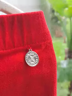 Mini elastizada roja c lateral en zig zag blanco y magenta, cintura elástica -DE LA OSTIA. Talle XS. La cintura mide 32 cm. sin estirar. - Lo Canto • Moda Circular