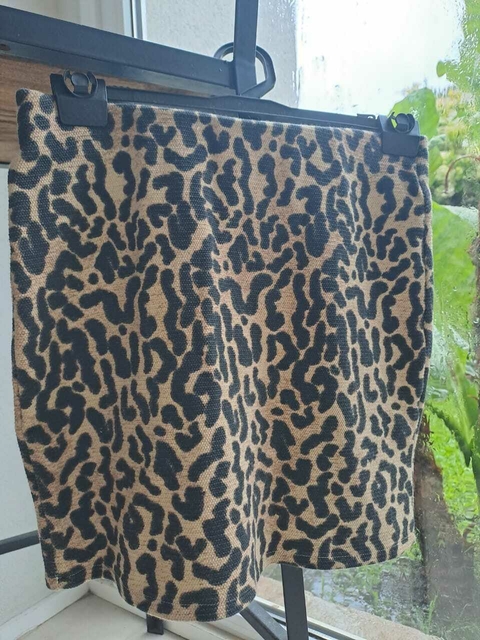 Mini leopardo elastizada, cintura elástica - ZARA - Talle S. La cintura mide 33 sin estirar.