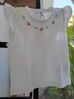 Set X 4 . Tres remeras SM blancas c estampas elefante,flores, mariposa + short blanco - MIMO/CHEEKY - Talle 3 a 6 meses en internet