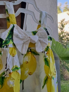 6/9M | Vestido c bretel genero estampado c limones en amarillo y verde, moño -PAT PAT - Talle M. 6/9 meses. Es amplio. - Lo Canto • Moda Circular