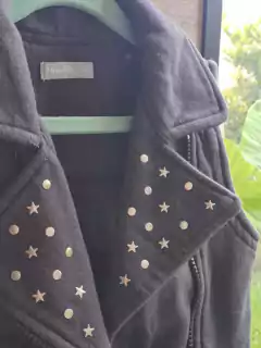 6A | Outlet- Chaleco gris con tachas en la solapa y cierre diagonal, algodón grueso - MIMO - Talle 6 años - comprar online