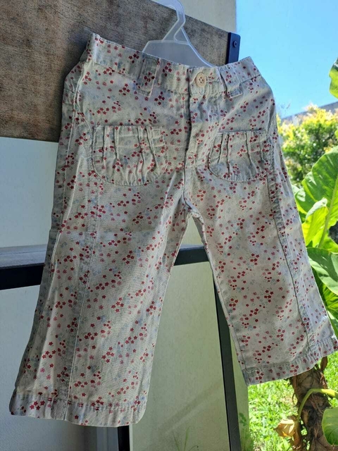 2A | Pantalón c florcitas rojas c bolsillos fruncidos delanteros - CARICATOON - Talle 2 años. Es cortito. Tipo capri.
