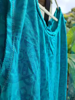 Vestido SM c flecos turquesa, c estampa de búlgaros, tira trenzada en espalda - SCOMBRO - Talle L - Lo Canto • Moda Circular