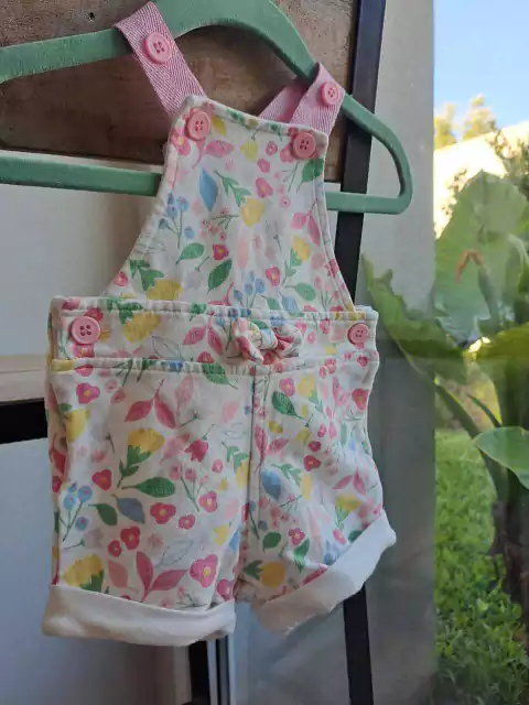 Jardinero de algodón c flores rosas y amarillas - CHEEKY - Talle XS