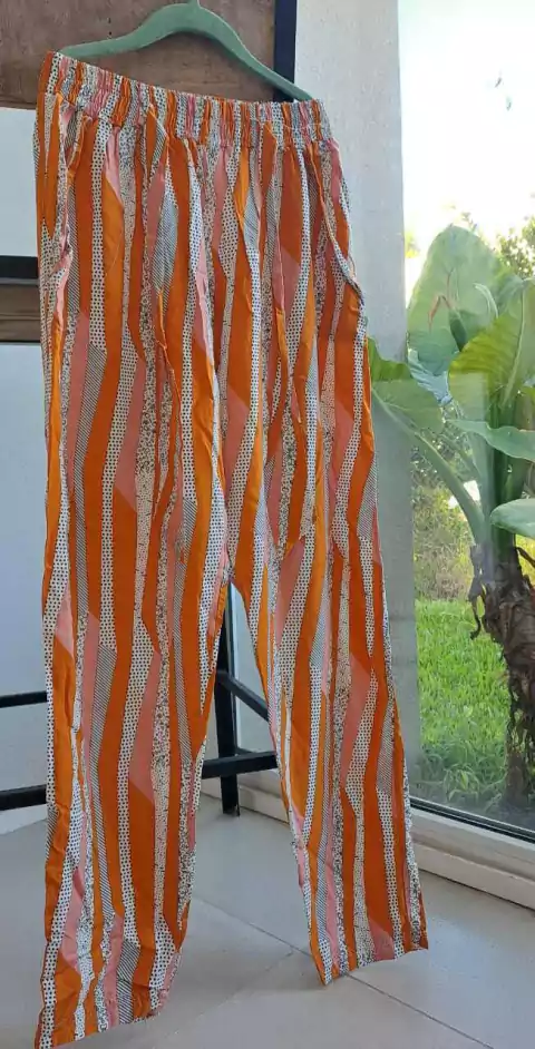 Pantalón tipo babucha c elastico y cinturon, a rayas naranja y rosa - Talle S de adulto.