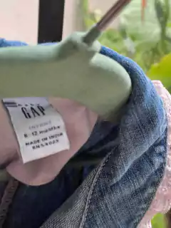 6/12M | Vestido de jean abotonado MC cuello redondo, c broderie rosa - baby GAP - Talle 6 a 12 meses en internet