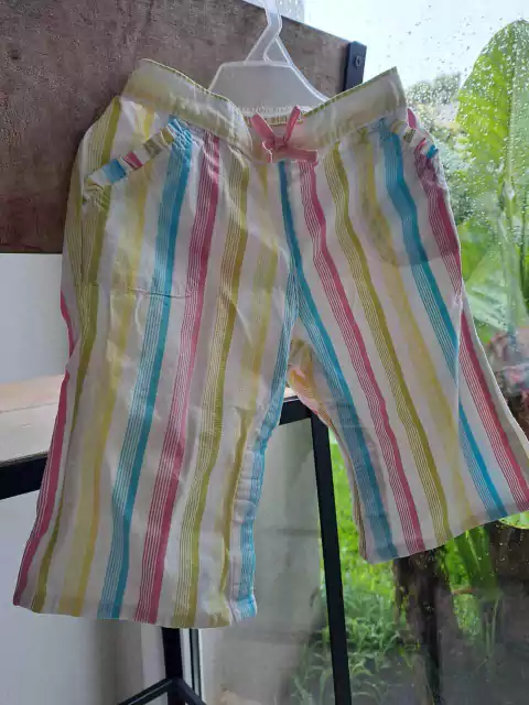 6/12M | Pantalón blanco a rayas amarillo, rosa y turquesa - baby GAP - Talle 6 a1 2 meses.