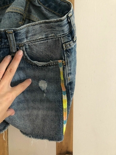 14A | Short de jean azul con detalle de bordado fluo en los costado. OLD NAVY. Talle 14 años. 35 cm de cintura. - Lo Canto • Moda Circular
