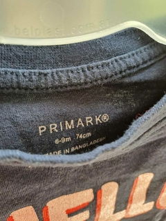 6/9M | Remera ML azul grisáceo c letras de lentejuelas - PRIMARK - Talle 6 a 9 meses - Lo Canto • Moda Circular