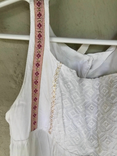 4A | Vestido blanco sin mangas con franja rojo y dorado. ADVANCED. 4 años. - comprar online