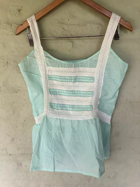 Blusa verde agua y blanca sin mangas. SYBILLA. Talle M de adulto.