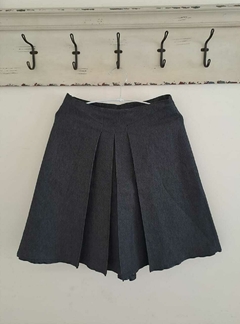 Pollera gris con tablas y cierre en costado - CECILIA GADEA - Talle XS. Tiene 35 cm de cintura.
