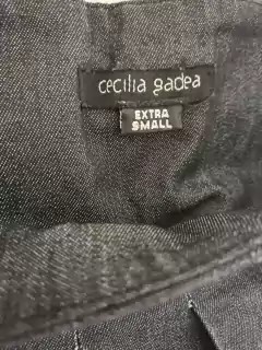 Pollera gris con tablas y cierre en costado - CECILIA GADEA - Talle XS. Tiene 35 cm de cintura. - comprar online