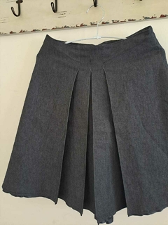 Pollera gris con tablas y cierre en costado - CECILIA GADEA - Talle XS. Tiene 35 cm de cintura. en internet