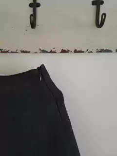 Pollera gris con tablas y cierre en costado - CECILIA GADEA - Talle XS. Tiene 35 cm de cintura. - Lo Canto • Moda Circular