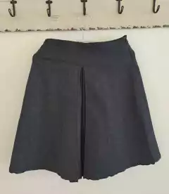 Pollera gris con tablas y cierre en costado - CECILIA GADEA - Talle XS. Tiene 35 cm de cintura. - tienda online