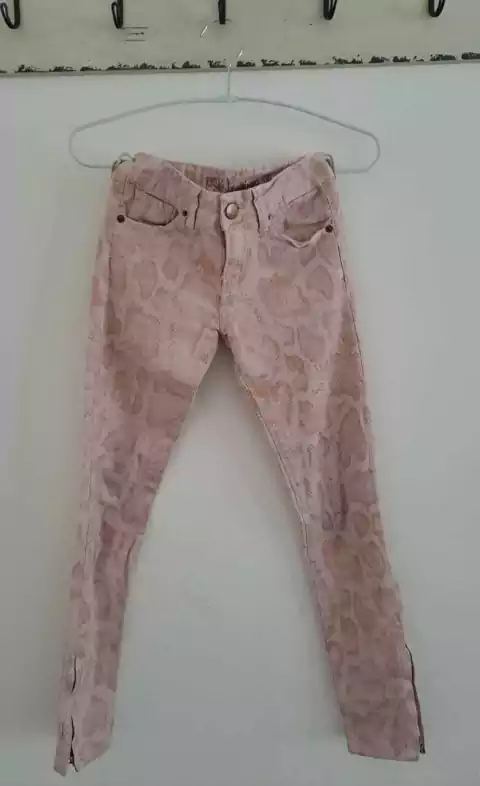 12A | Jean rosa animal print c cierre abajo - KSK - Talle 12 años. La cimtura mide 29 cm.