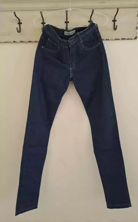 Jean azul oscuro - MUAA - Talle 26. La cintura mide 33.5 cm.